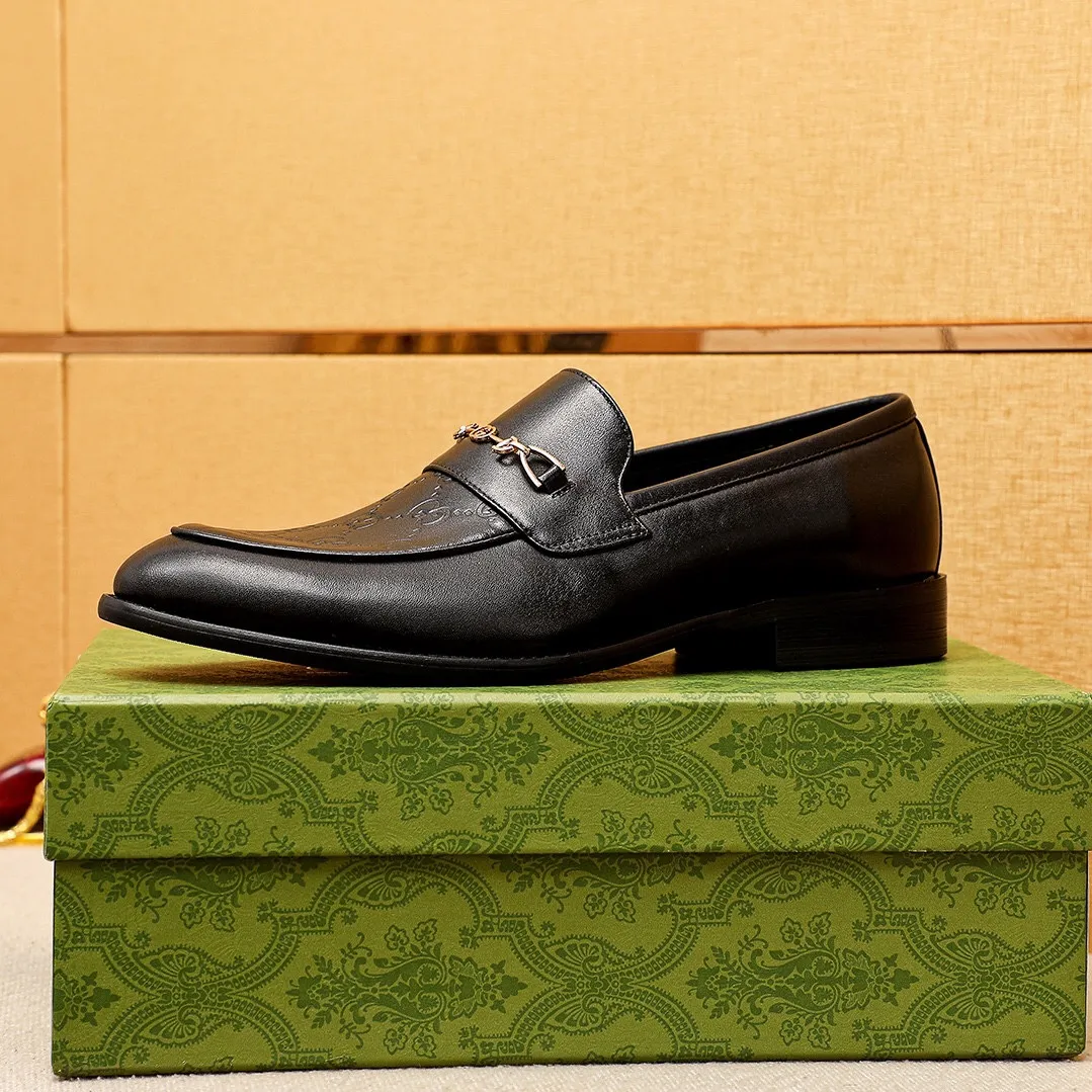Men's shoes 💰400 💐 Product trademark: GUCCI "Gucci" casual leather shoes Regular size: 39-44 (38.45.46🉑️Customized) Product materials: Selected imported first-layer calfskin embossed upper + luxury hardware buckle, imported 🐑 sheepskin lining. Strong three-dimensional visual effect, original combination outsole Color: 2⃣️colors available